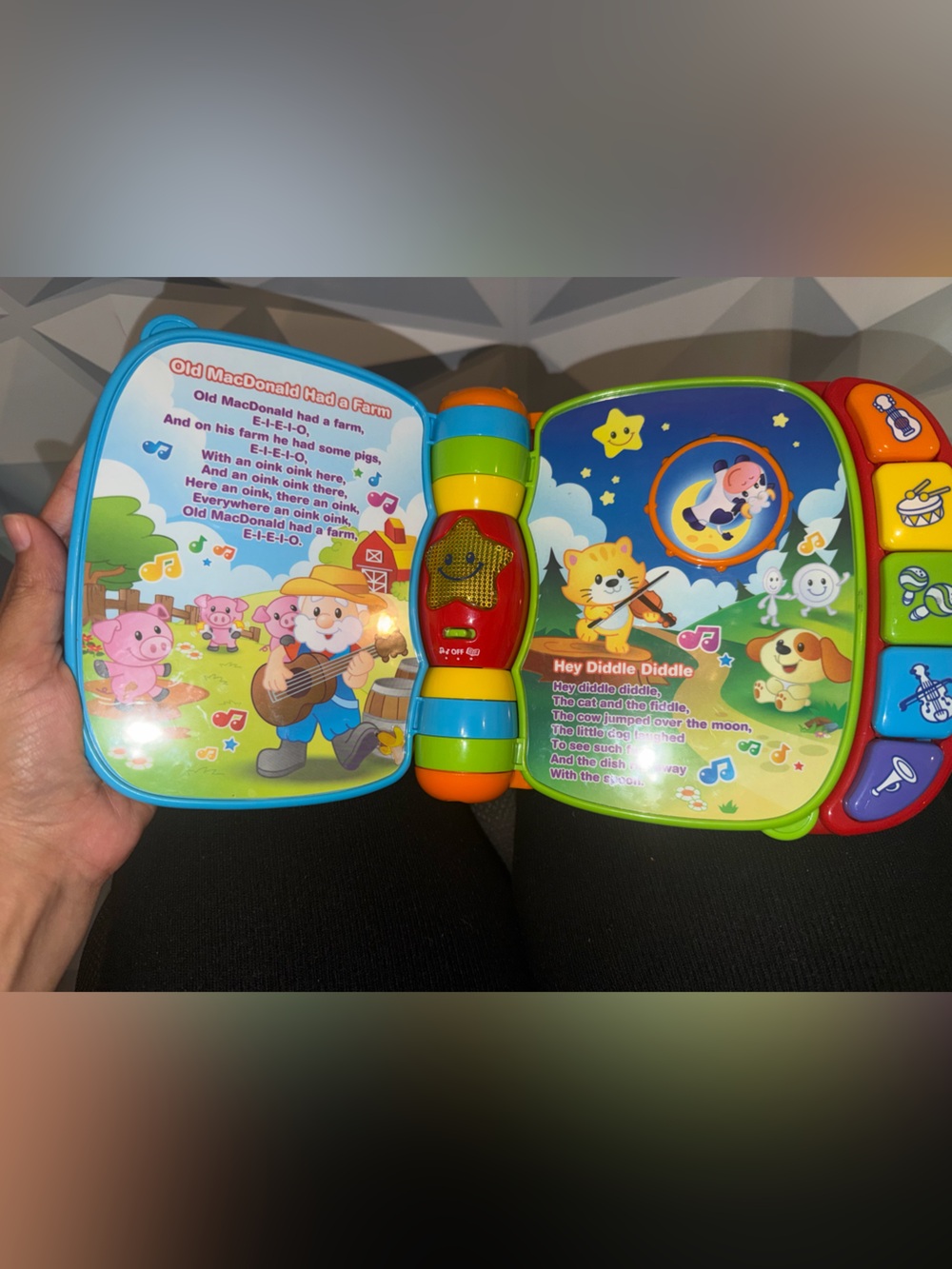 Vtech - Musical Rhymes Book - Picture 2 of 3
